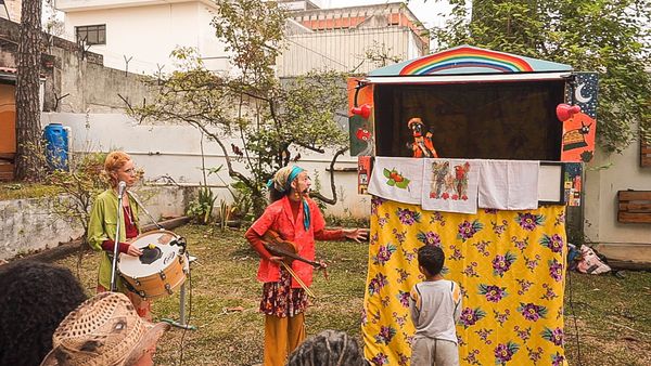 Coletiva Fanfarrosas estreia temporada de teatro de mamulengo em bibliotecas públicas de São Paulo